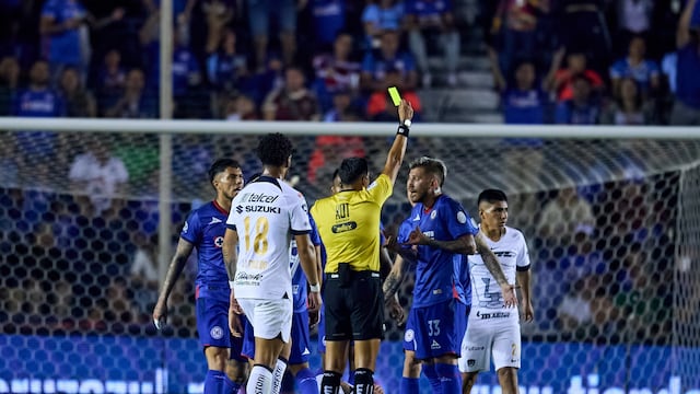 Árbitro Daniel Quintero en el Cruz Azul vs Pumas.