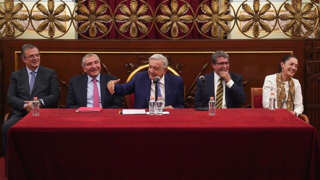 Marcelo Ebrard, Adán Augusto López, Andrés Manuel López Obrador, Ricardo Monreal y Claudia Sheinbaum durante la reunión con legisladores de Morena en Palacio Nacional, la noche de ayer.