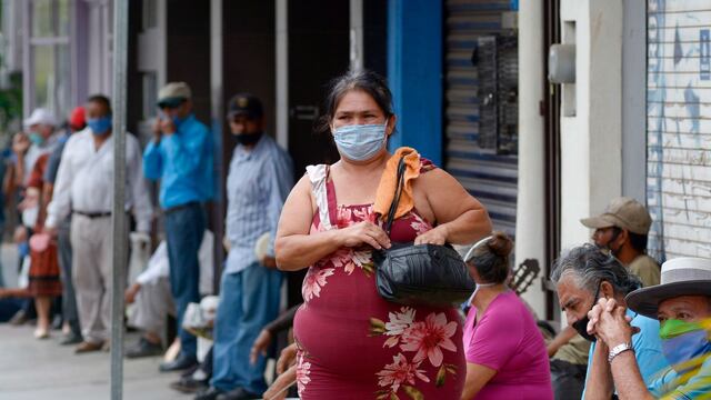 Mujer caminando en Sinaloa.