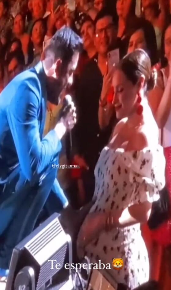 Carlos Rivera y Cynthia Rodríguez cantan 'Te Esperaba' a su bebé León.