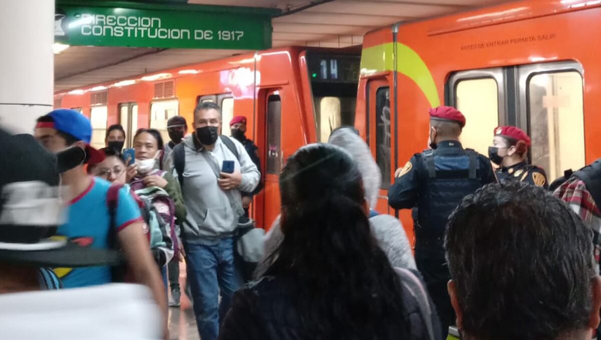 Retrasos y aglomeraciones en la Línea 8 del Metro CDMX