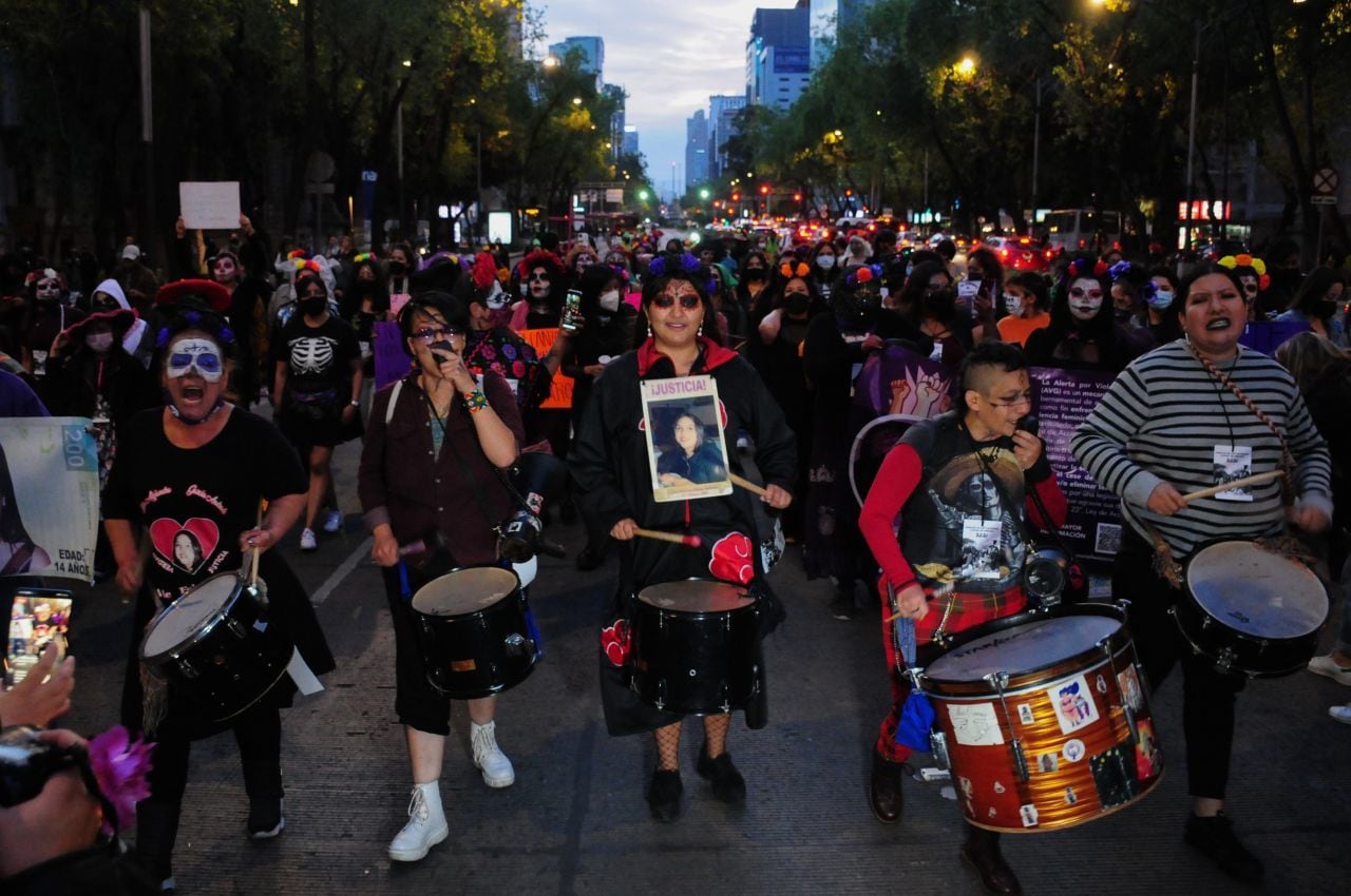 Marcha de las Catrinas sobre Paseo de la Reforma
