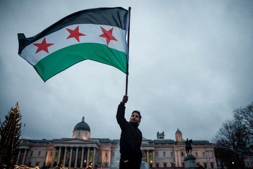 Ciudadanos en Siria levantan la bandera rebelde