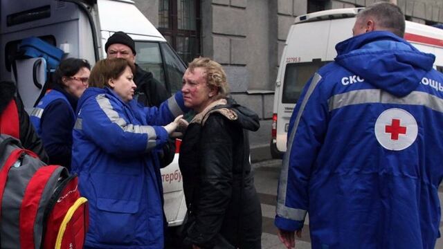 Una persona herida al exterior del Metro de San Petersburgo, Rusia.