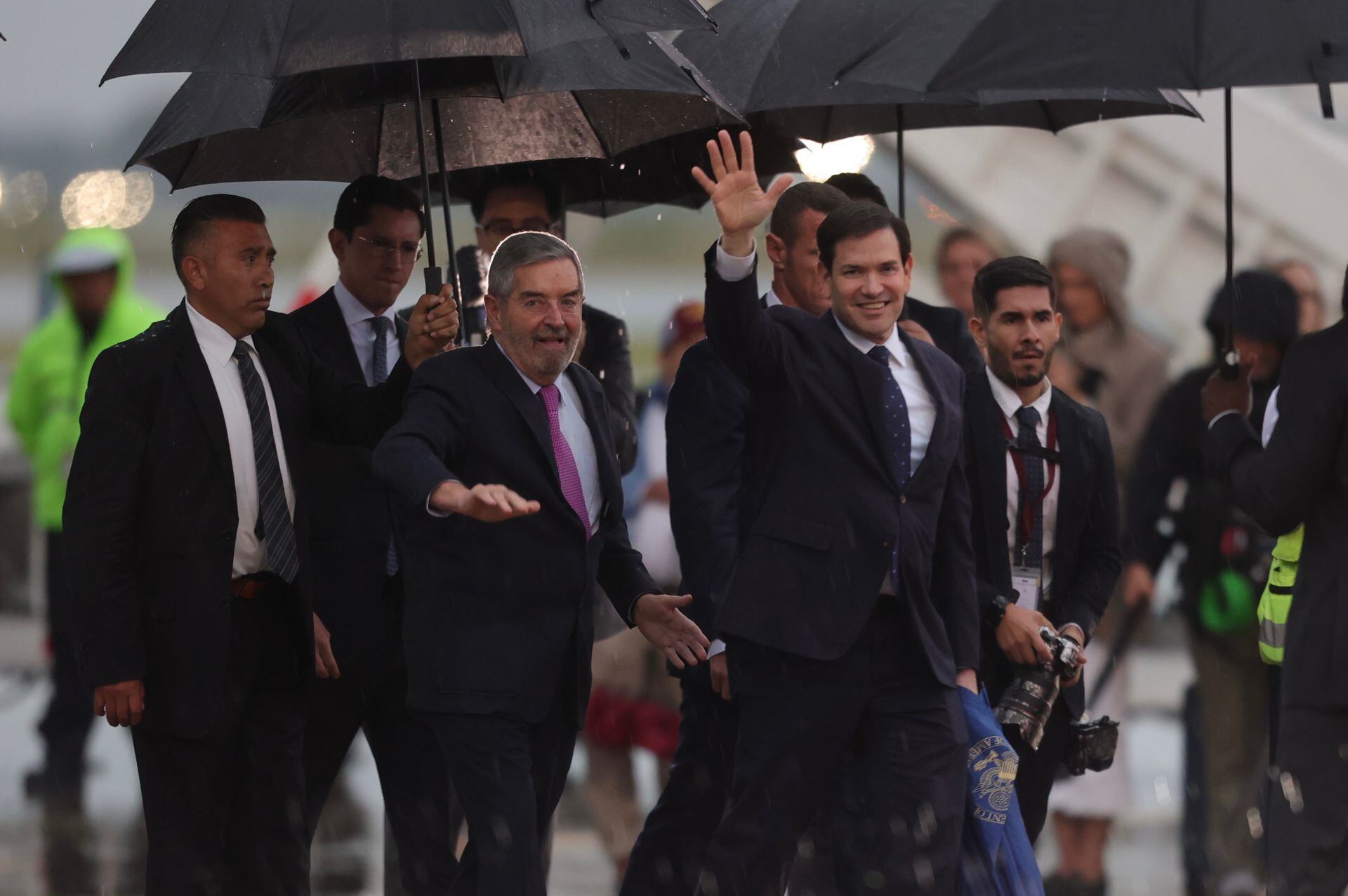 Marco Rubio fue recibido por el canciller Juan Ramón de la Fuente en el Aeropuerto Internacional Felipe Ángeles.