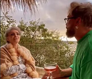 Doña 'Cuquita' y Alejandro Fernández.