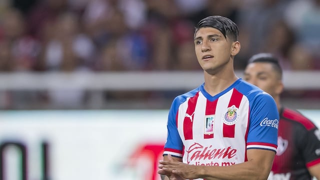 Alan Pulido en su paso por Chivas