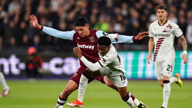 Edson Álvarez ante el Leverkusen