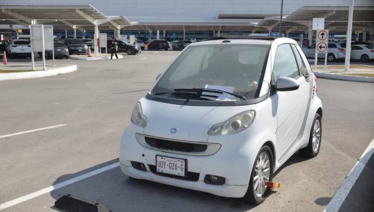 Auto abandonado en Aeropuerto Internacional de Mérida