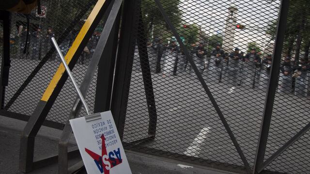 Trabajadores de Mexicana de Aviación, durante una protesta en las inmediaciones de la secretaria de gobernación