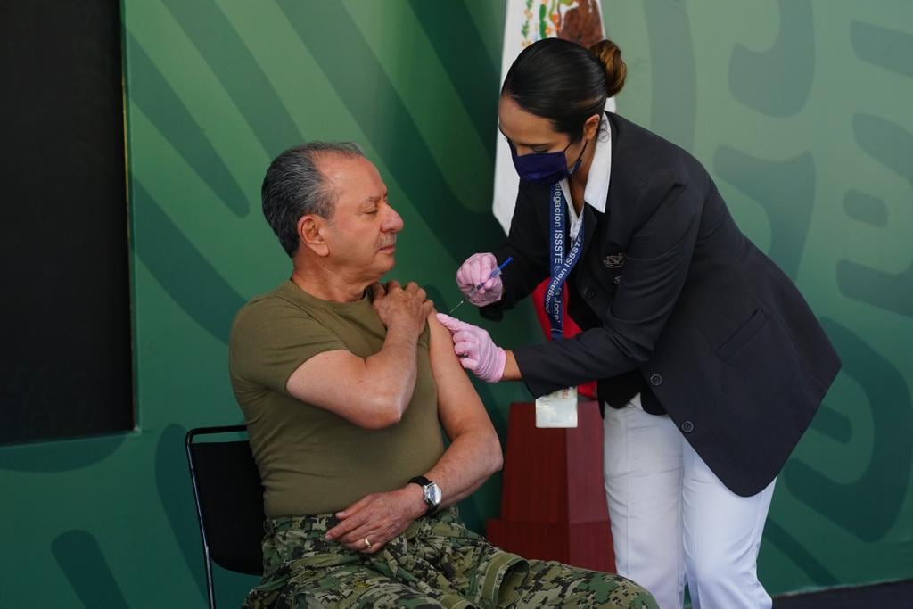 Almirante, José Rafael Ojeda Duran, secretario de Marina, recibe dosis de refuerzo anticovid-19