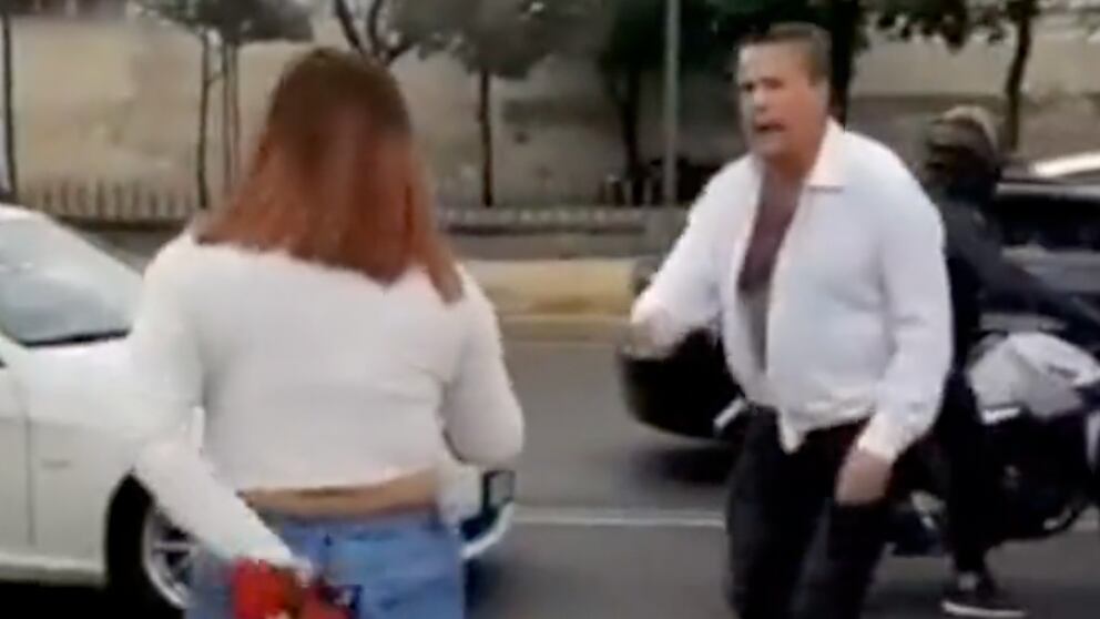 Alfredo Adame se contradice ¿tiene o no su celular tras pelea callejera?