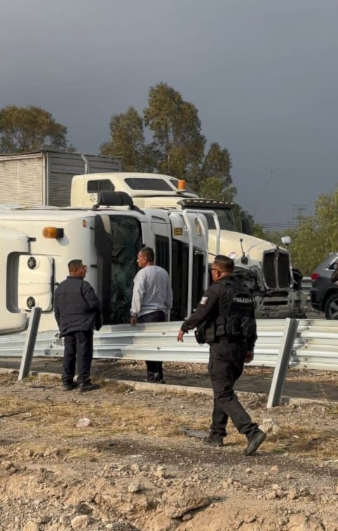 Choque múltiple que paraliza la autopista México-Querétaro