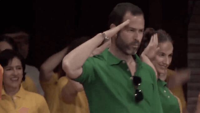 Emiliano y Cecilia Salinas hacen un saludo marcial ante Keith Raniere, en una coreografía con motivo del cumpleaños del líder de NXIVM.