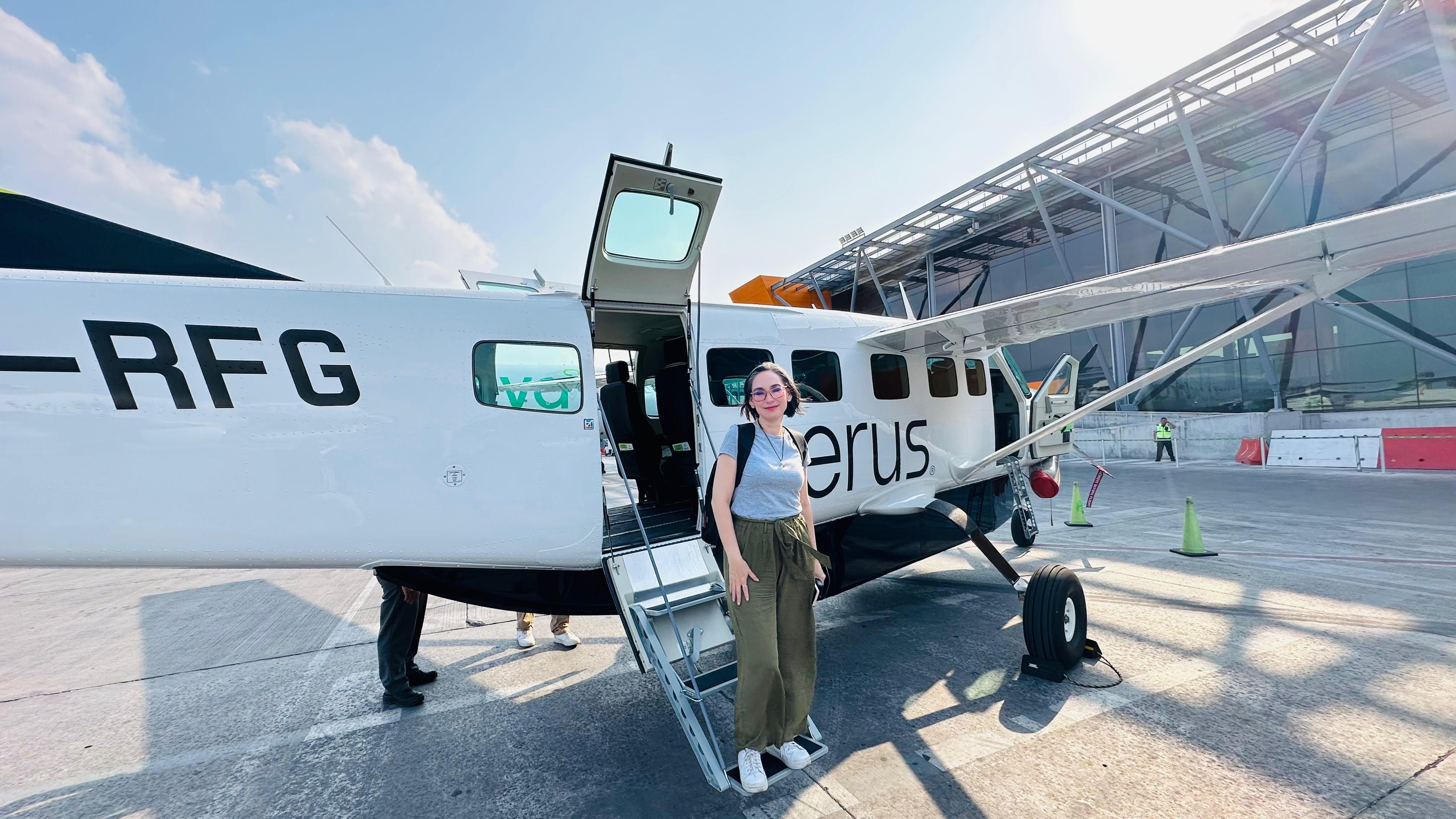 Ximena Garmendia en un avión de Aerus