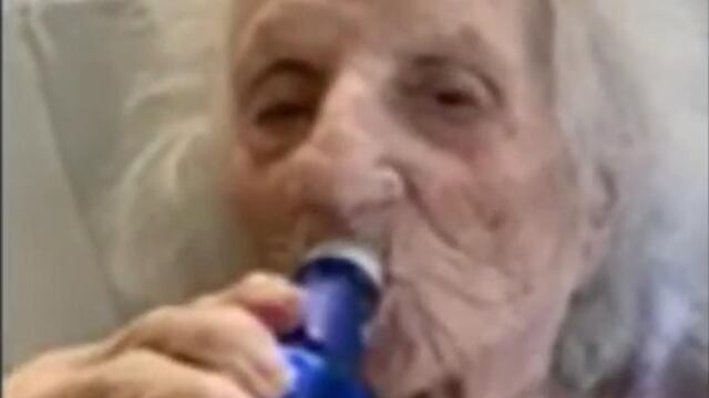 Abuelita de 103 años tomando cerveza