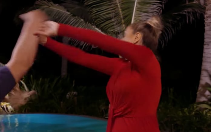 Mayeli Alonso y Sandra Vidal peleando en Rica Famosa Latina.