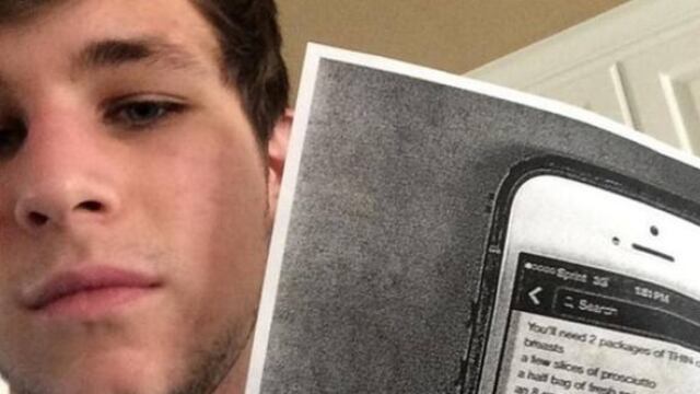 Justin Dimeck con la fotocopia que su mamá le envió por correo postal