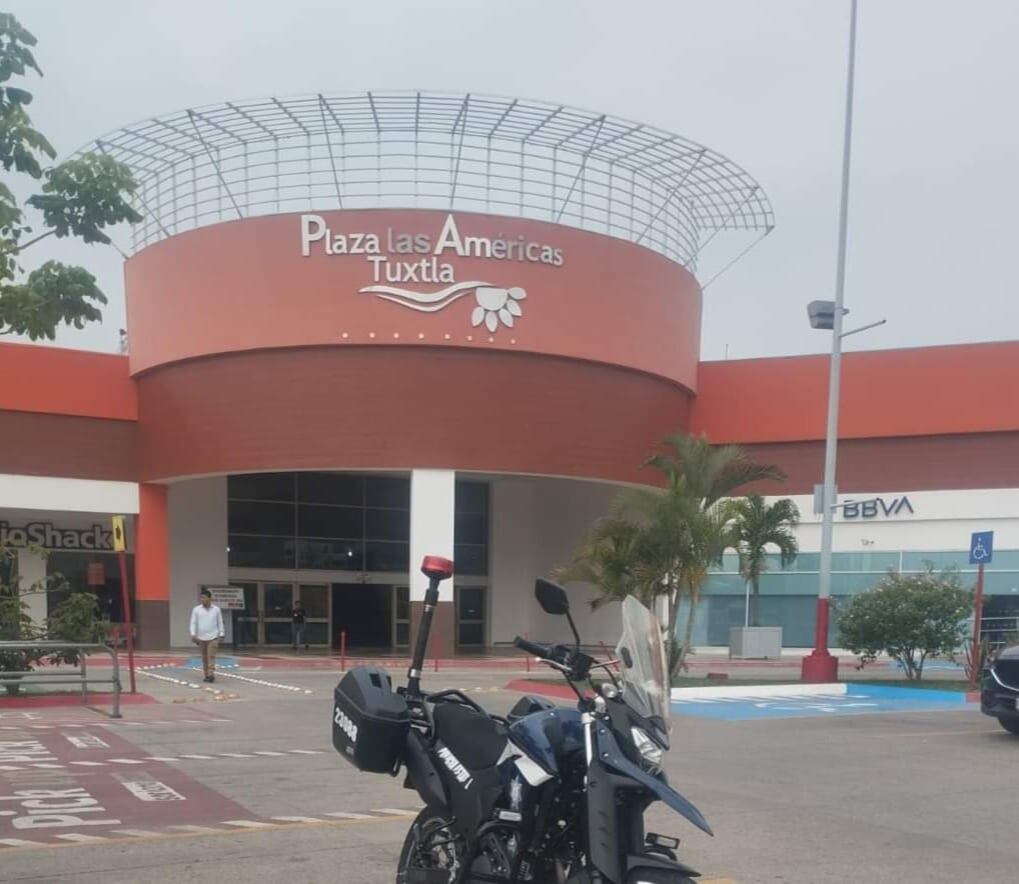 CNTE bloquea plazas comerciales en Tuxtla Gutiérrez