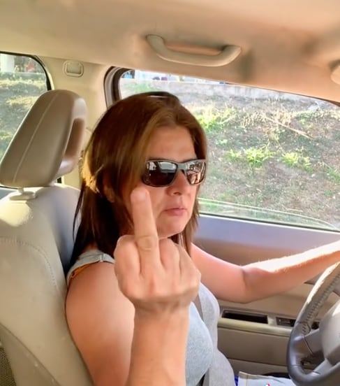 Su mamá le lleva el lunch que se le olvidó