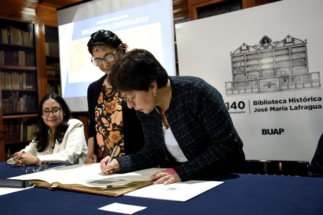 La rectora y doctora Cedillo Ramírez mencionó la importancia de conservar el acervo histórico.