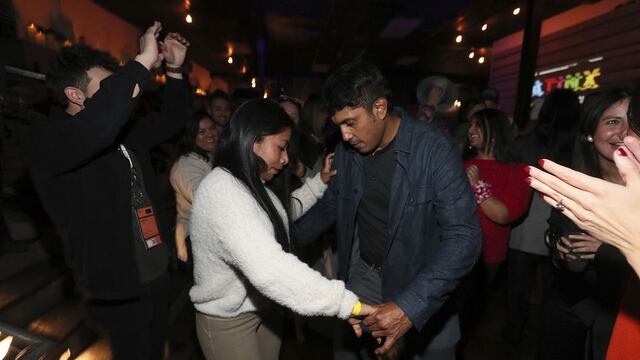 Yalitza Aparicio y Tenoch Huerta bailando un cumbión rebajado.