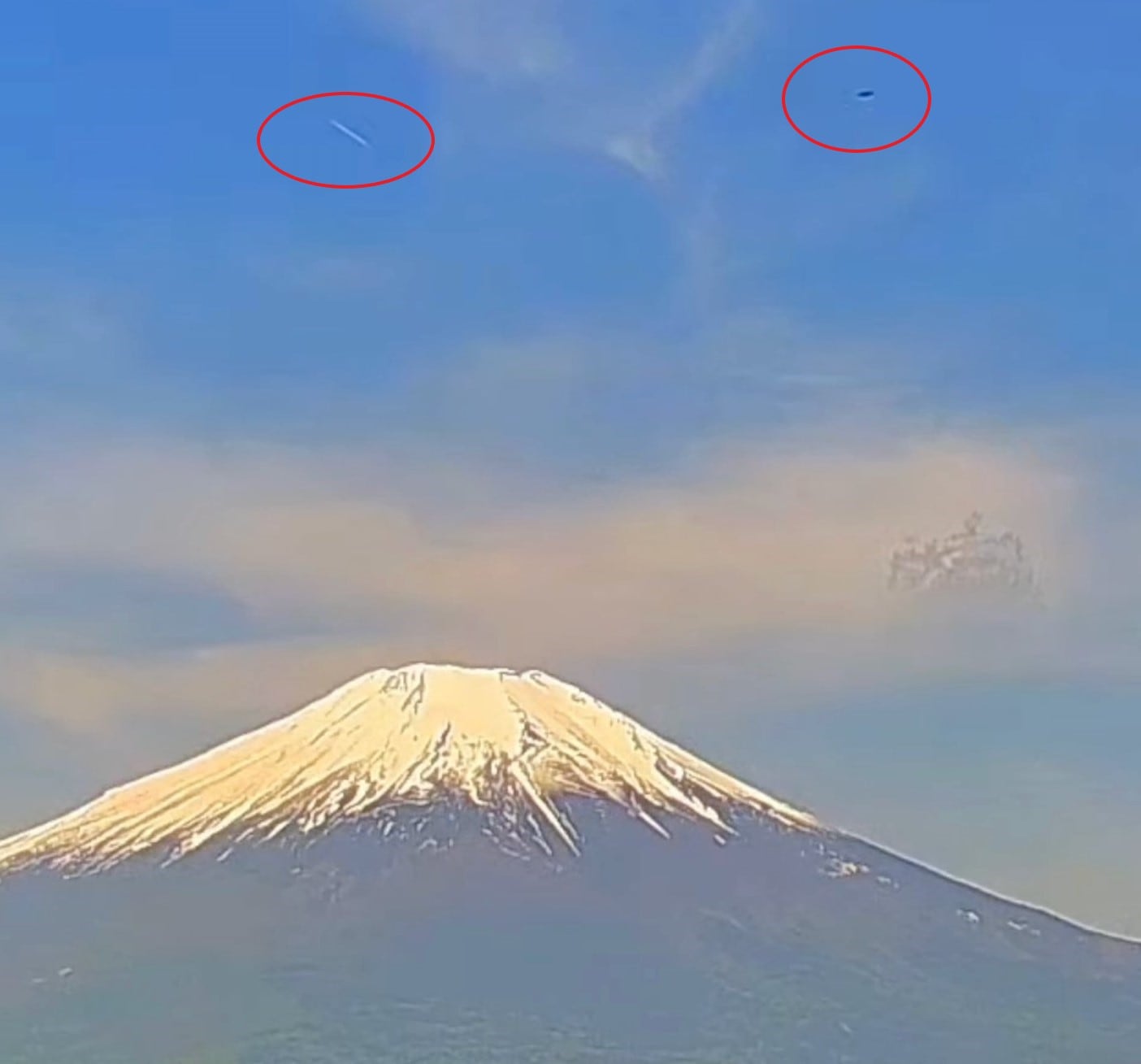 OVNI discoidal captado en el Monte Fuji, en Japón, y compartido por Jaime Maussan