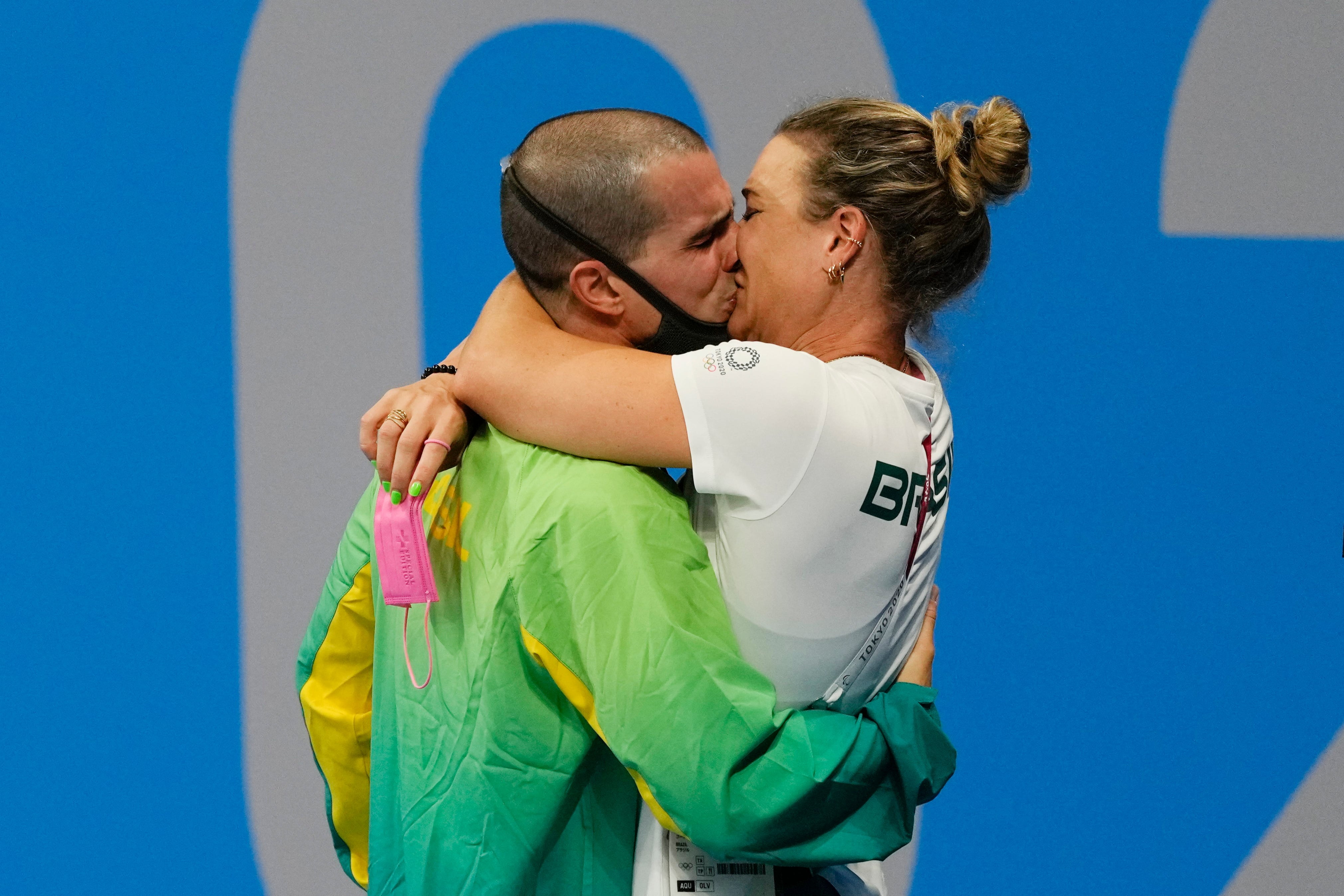 Bruno Fratus celebra besando a su esposa, Michelle Lenhardt.