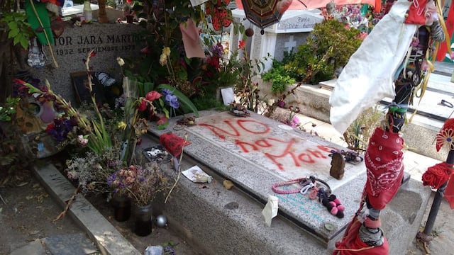 La tumba del cantautor se ubica en el Cementerio General.