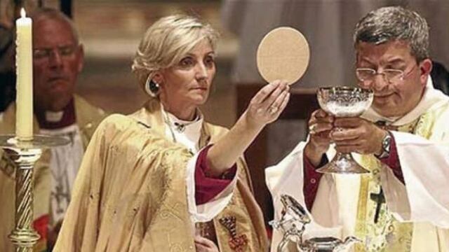 Ni sacerdocio femenino ni democracia en los dominios del papa que visitaron Claudia y Xóchitl