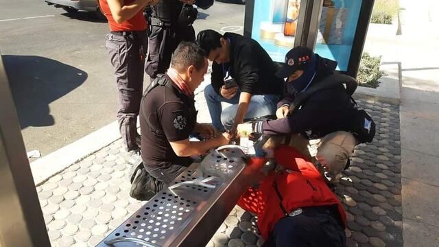 Se le atoran los dedos en una banca del parabús; llama al 911 para ser auxiliado