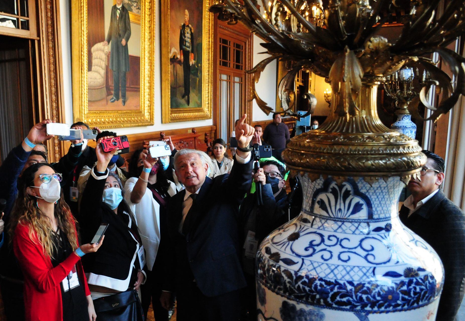 AMLO ofrece recorrido en Palacio Nacional