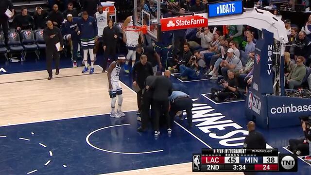 Alicia Santurio, aficionada a los Timberwolves, pegó su mano a la duela durante el partido ante los Clippers.