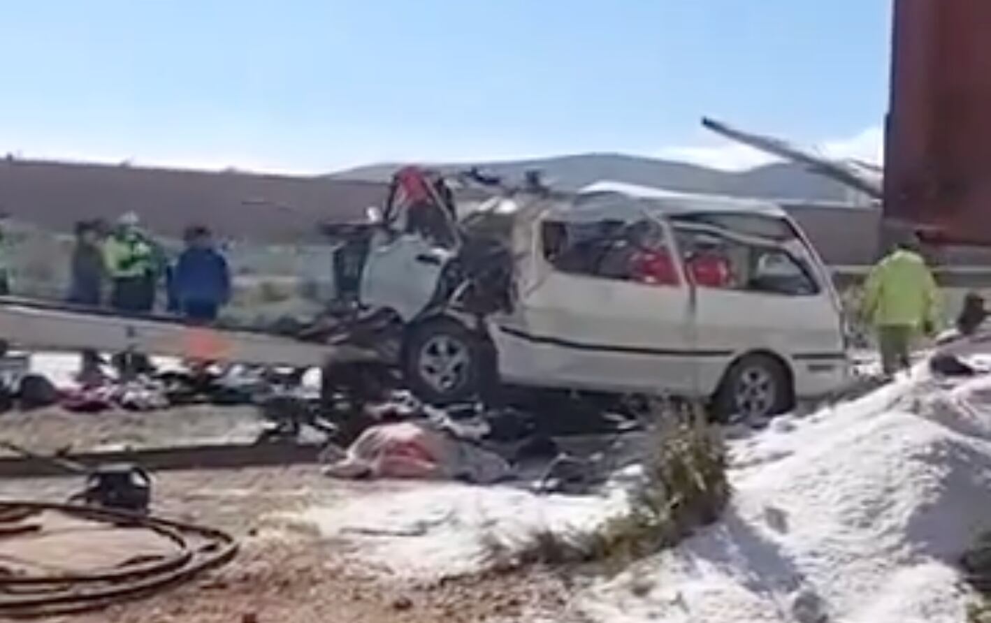 Un camión de carga chocó de frente con una minivan de pasajeros en Bolivia