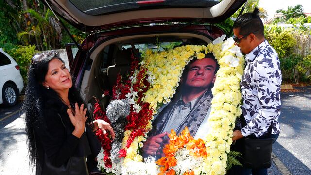 Polémica, memes y mofas por la llegada de medio José José a México.