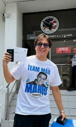 Alan Bezares fue por su VISA con su playera del Team Mayito.