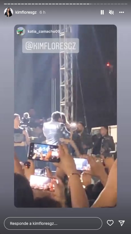 Edwin Luna sube a Kimberly Flores al escenario