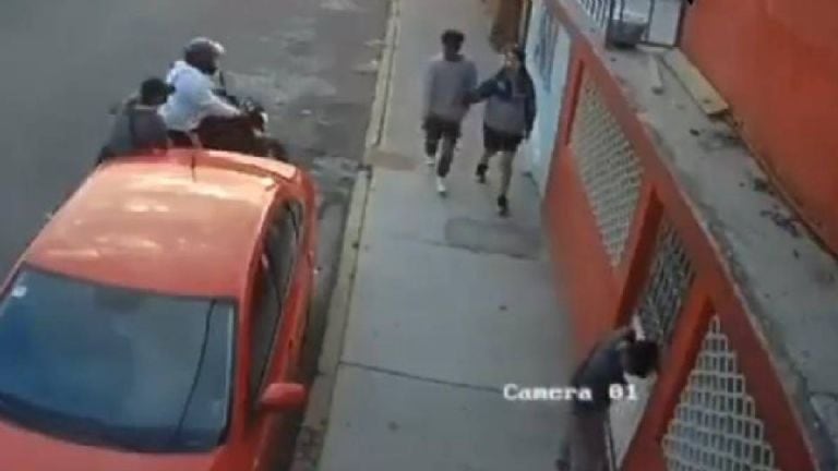 Novio abandona a su novia durante asalto en Ecatepec