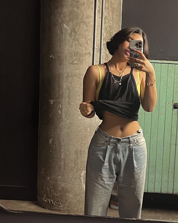 Ángela Aguilar se levanta la blusa para mostrar su pequeña cintura.