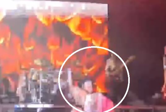 Ramón Ayala sufre caída en el escenario.