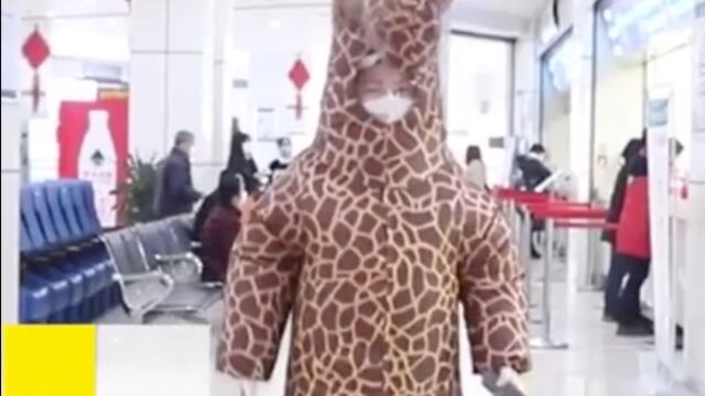 Ua mujer se disfrazó de jirafa al no encontrar cubrebocas