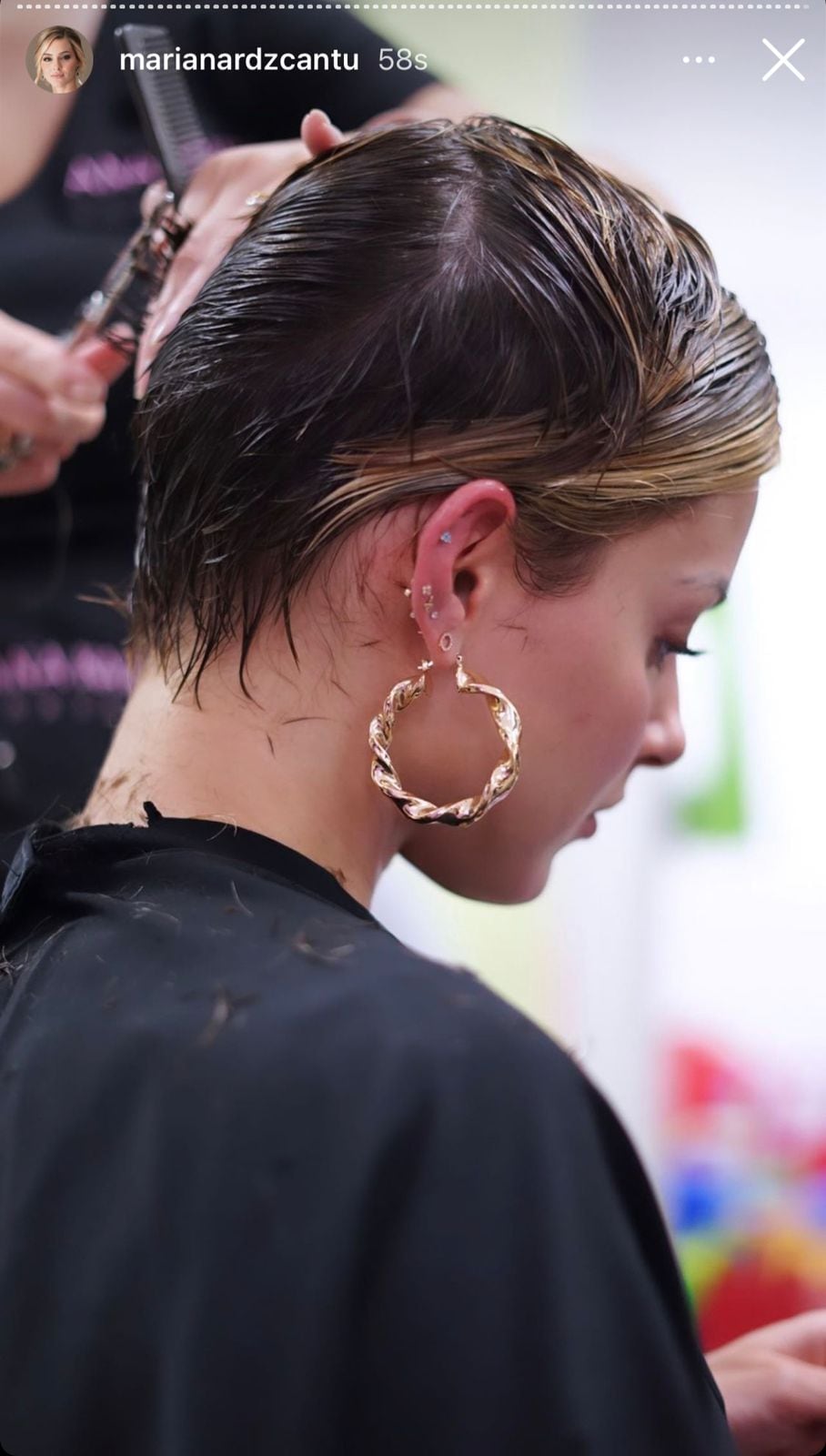 Mariana Rodríguez se rapa el cabello