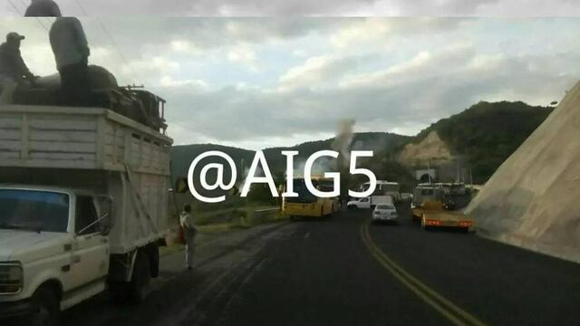 Se enfrentan policías y normalistas en libramiento a Tixtla