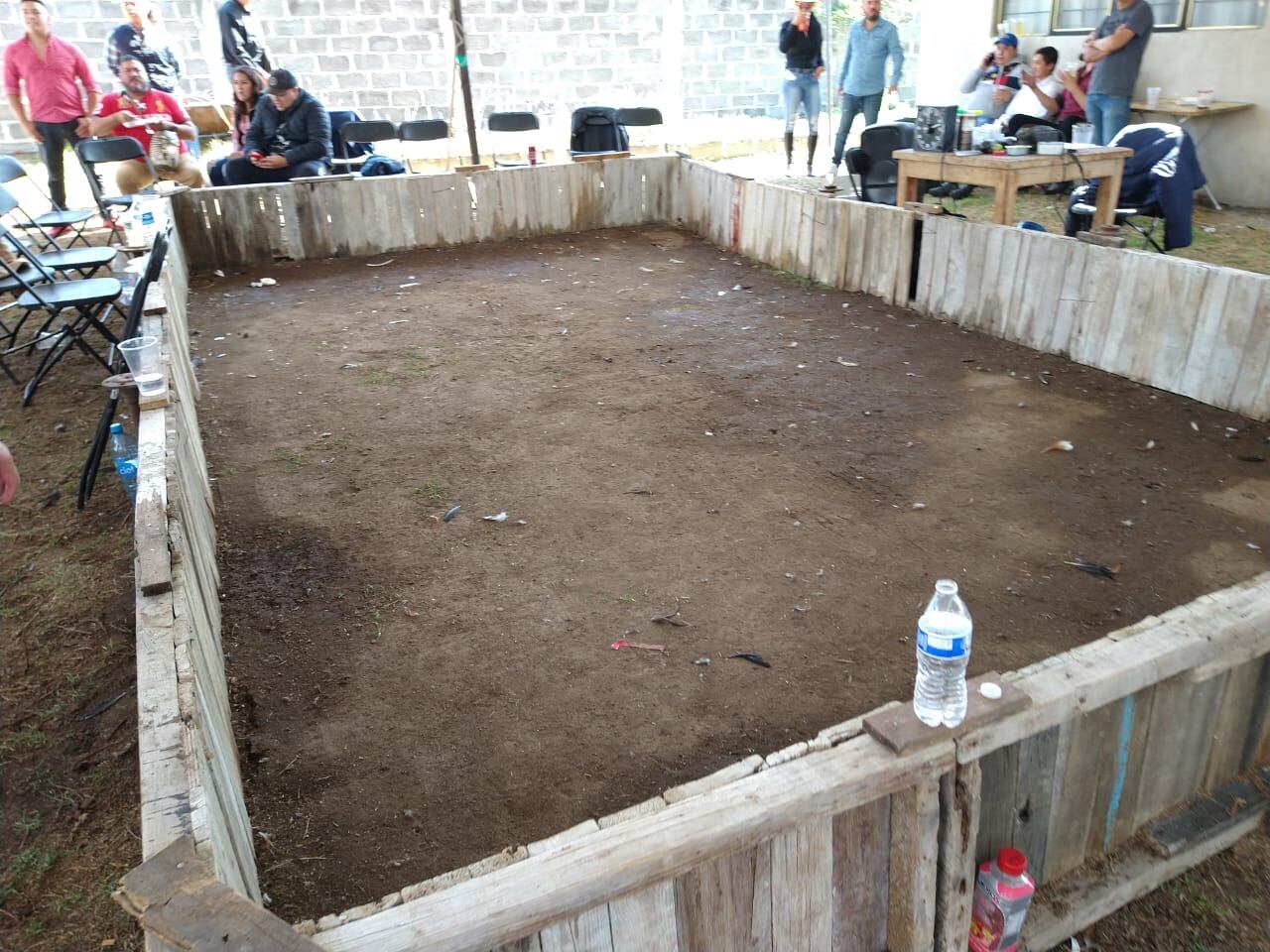 El redondel para las peleas de gallos estaba bien delimitado.
