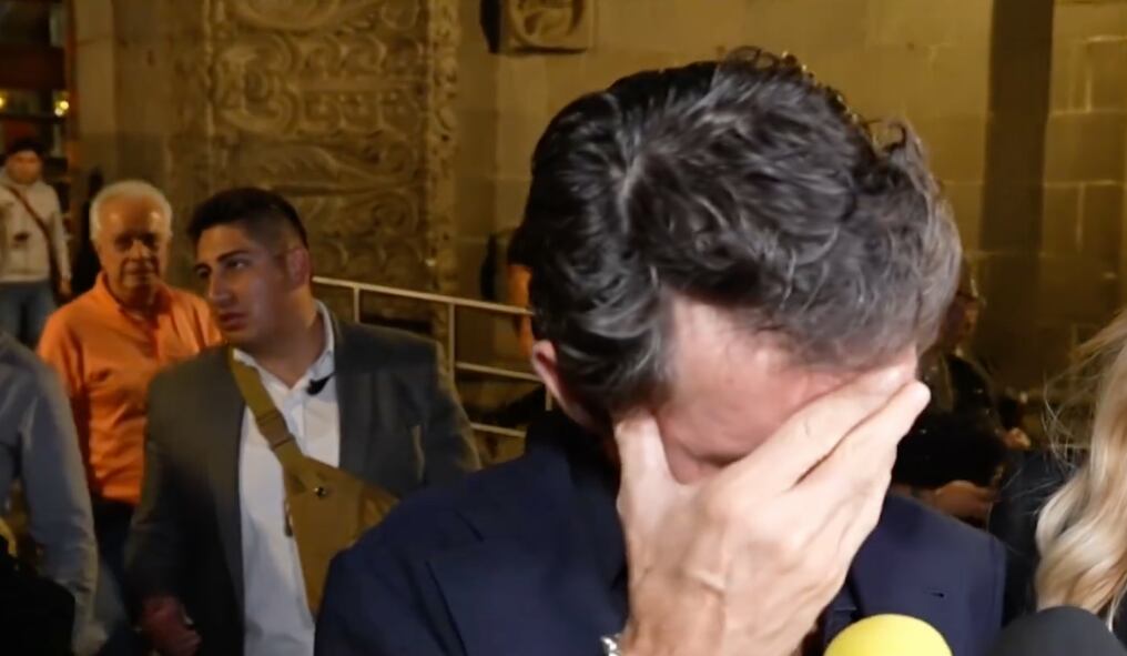 Leonardo García afligido en la misa de su papá.