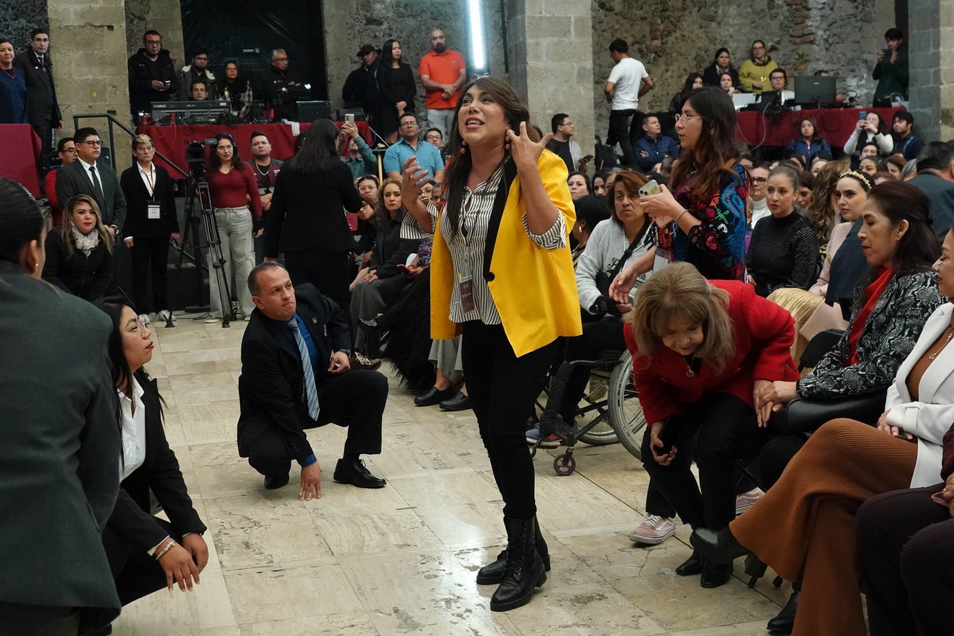 Activista trans encaró a Bertha Alcalde Luján