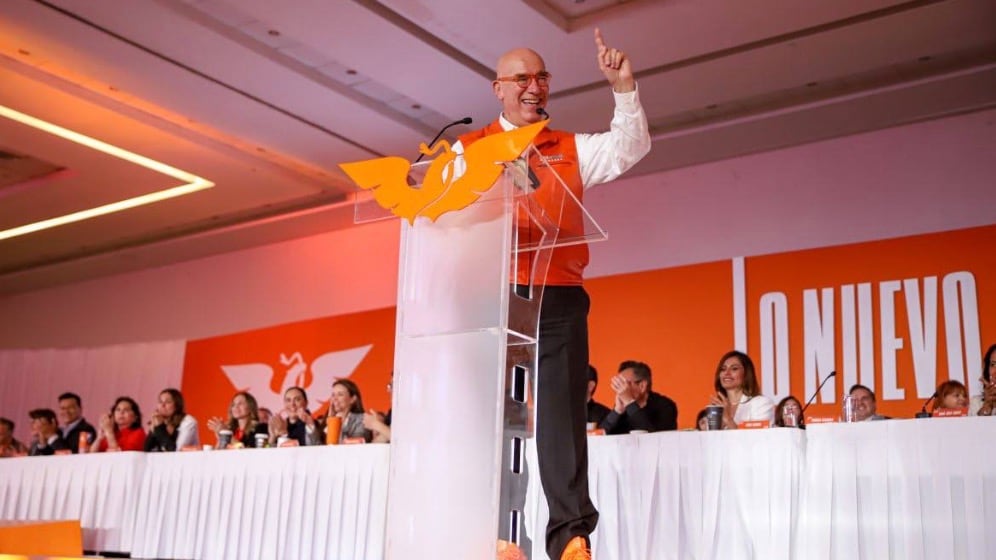 El tenis naranja de Dante