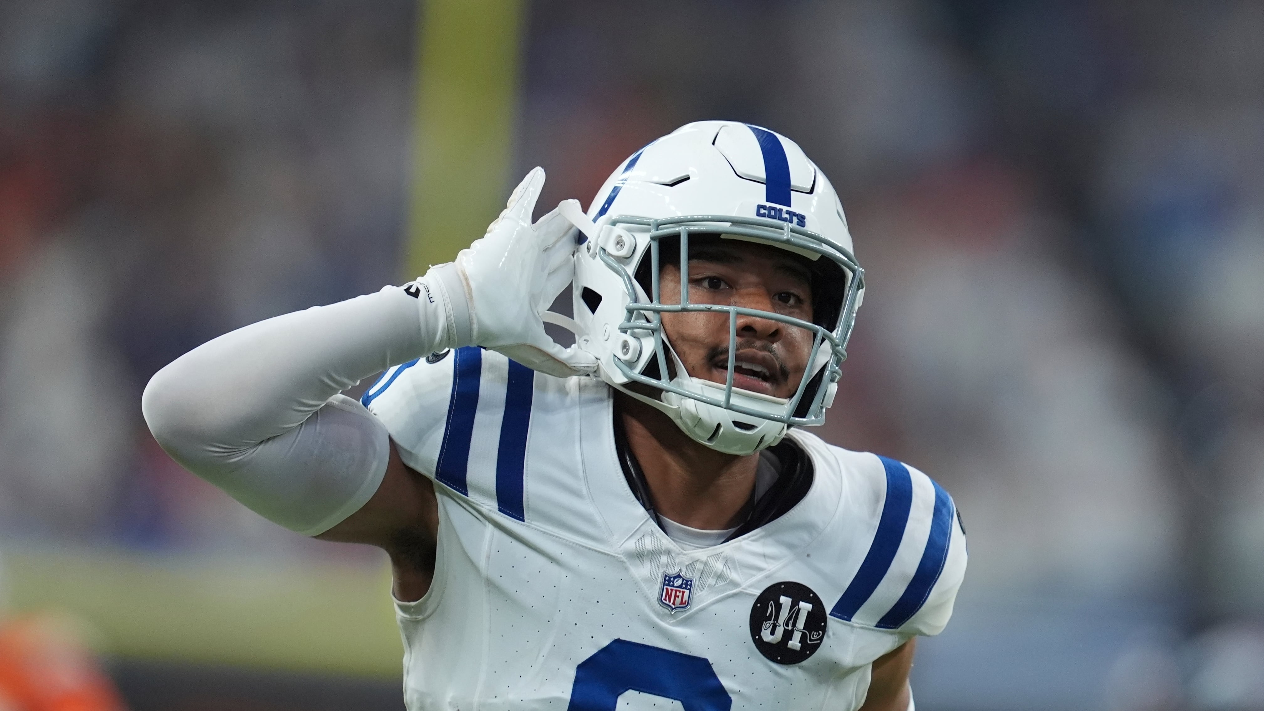 Polémica en la NFL: Dueña de los Colts baja a la cancha para escuchar indicaciones del coach