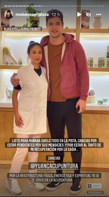 Moisés Peñaloza acude a sesión de acupuntura