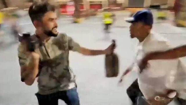 Samuel Eto'o patea a reportero